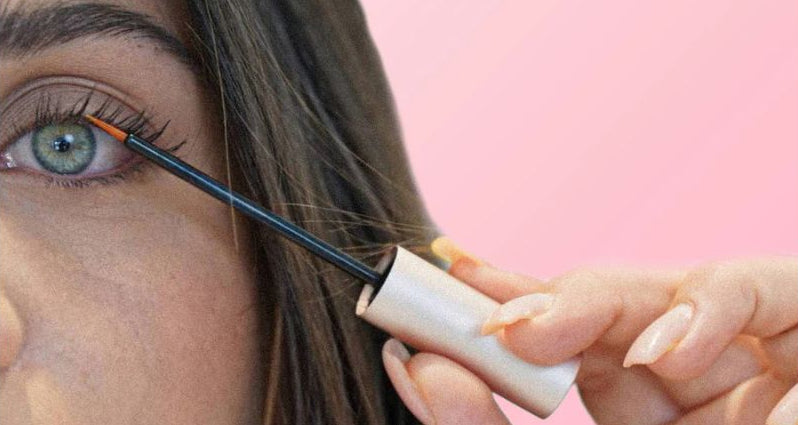 מריחת סרום ריסים MY TIME על קו הריסים לשיפור צמיחה טבעית